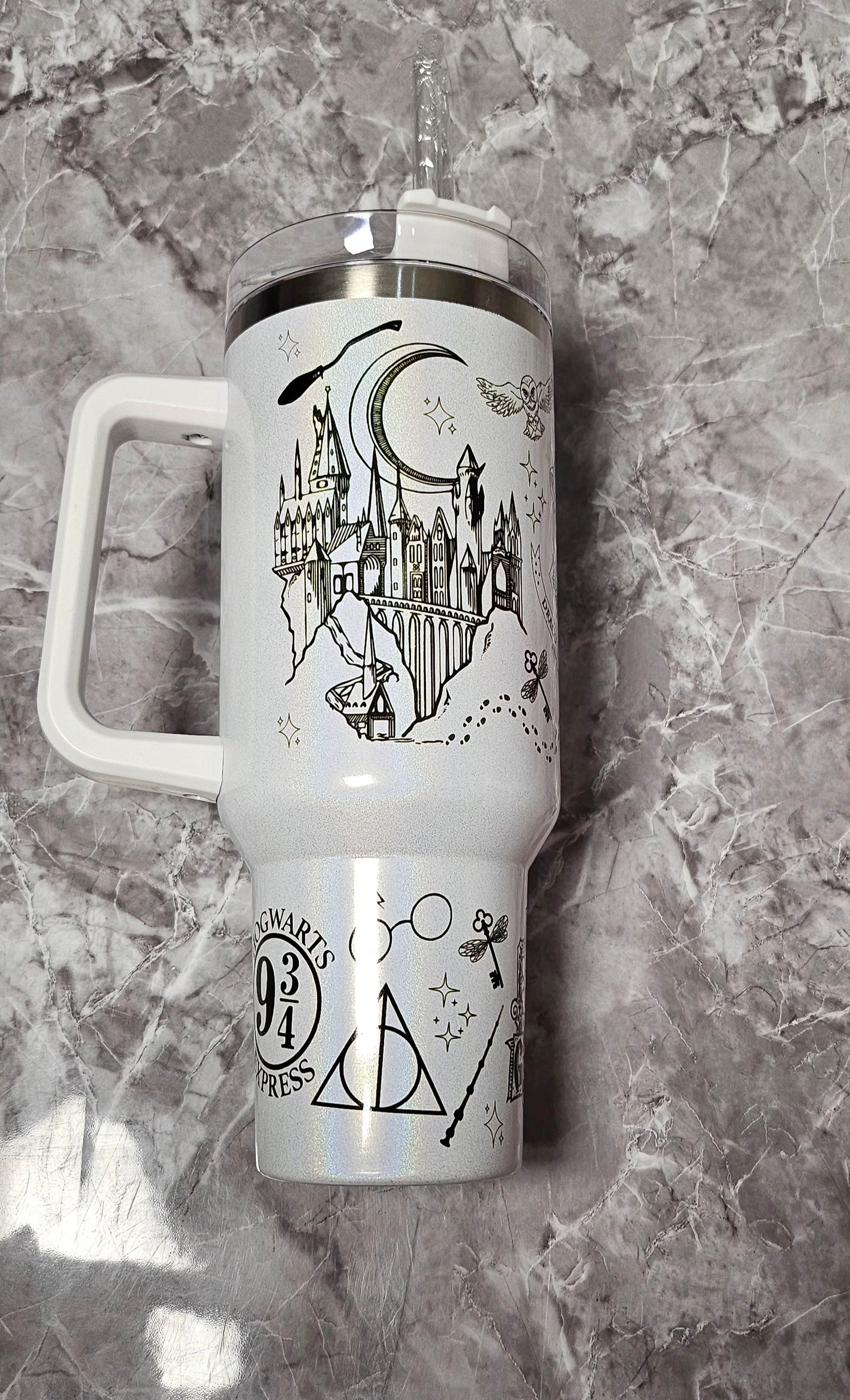 Vaso térmico tipo Stanley de 40oz (1.2litros)Blanco, Harry Potter.