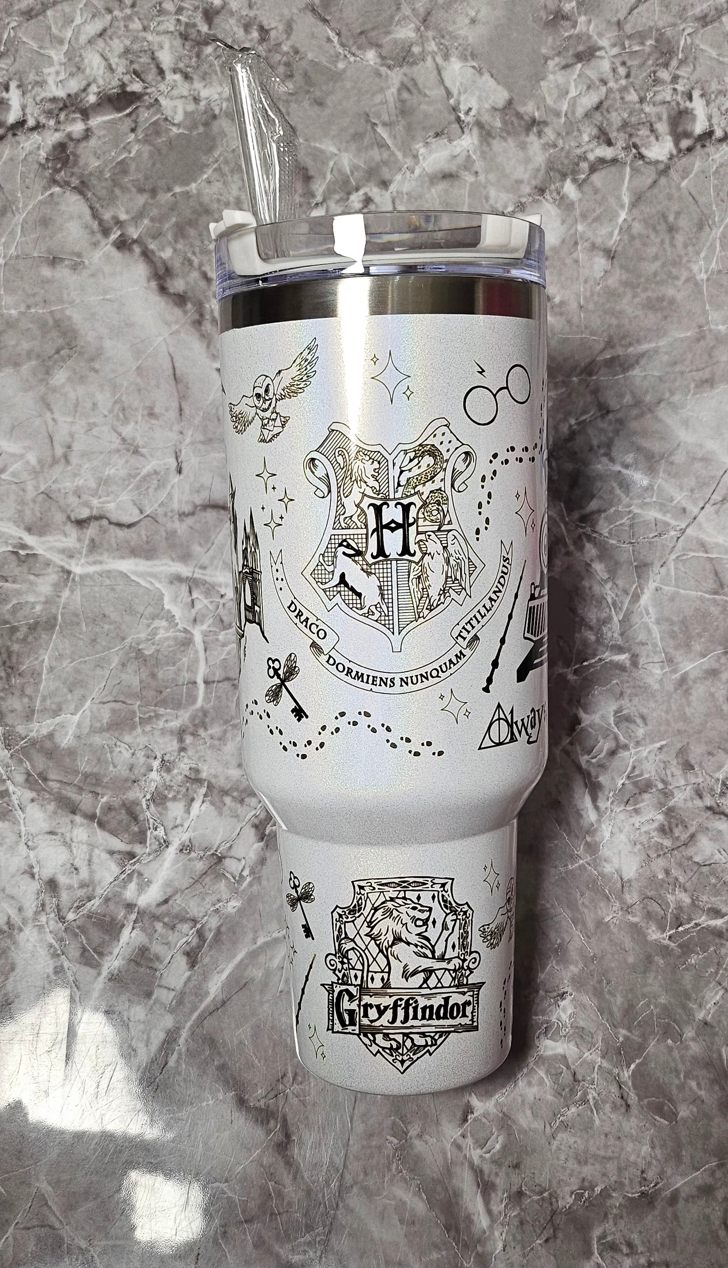Vaso térmico tipo Stanley de 40oz (1.2litros)Blanco, Harry Potter.