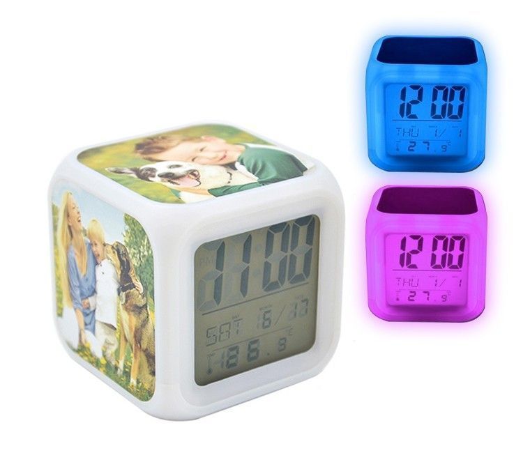 RELOJ DIGITAL CAMBIA COLOR CON 3 PLACAS METALICAS