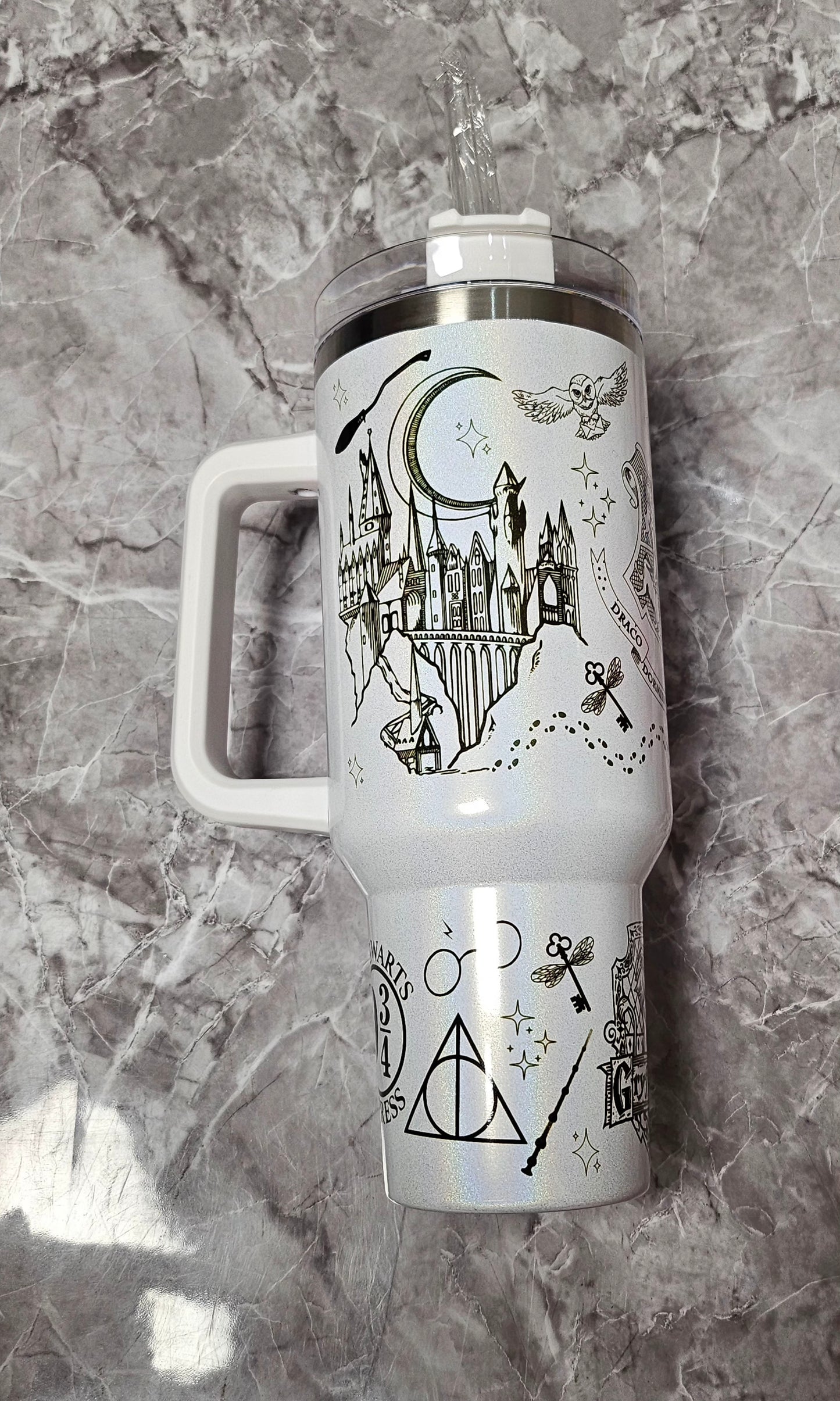 Vaso térmico tipo Stanley de 40oz (1.2litros)Blanco, Harry Potter.